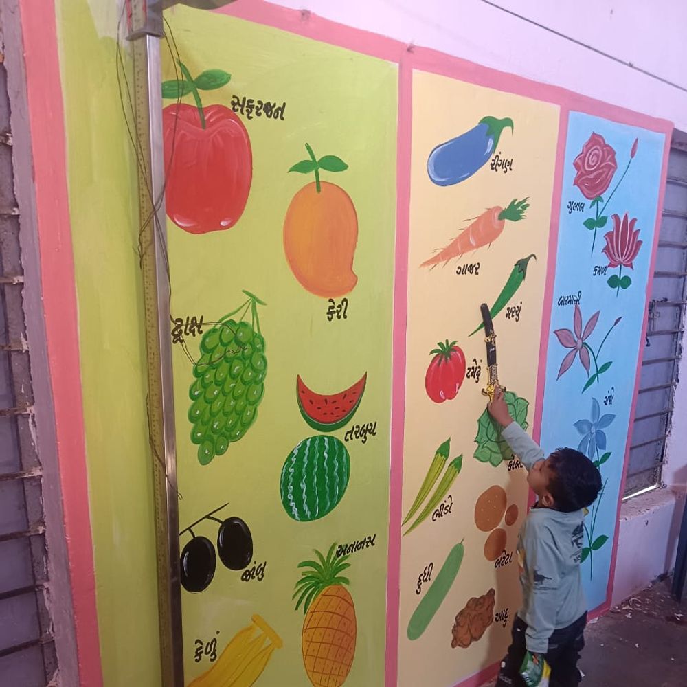 96 આંગણવાડી કેન્દ્રોમાં રંગરોગાન:અમરેલીમાં આંગણવાડી કેન્દ્રોમાં રંગબેરંગી શૈક્ષણિક ભીંત ચિત્રો આકર્ષણનું કેન્દ્ર બન્યા