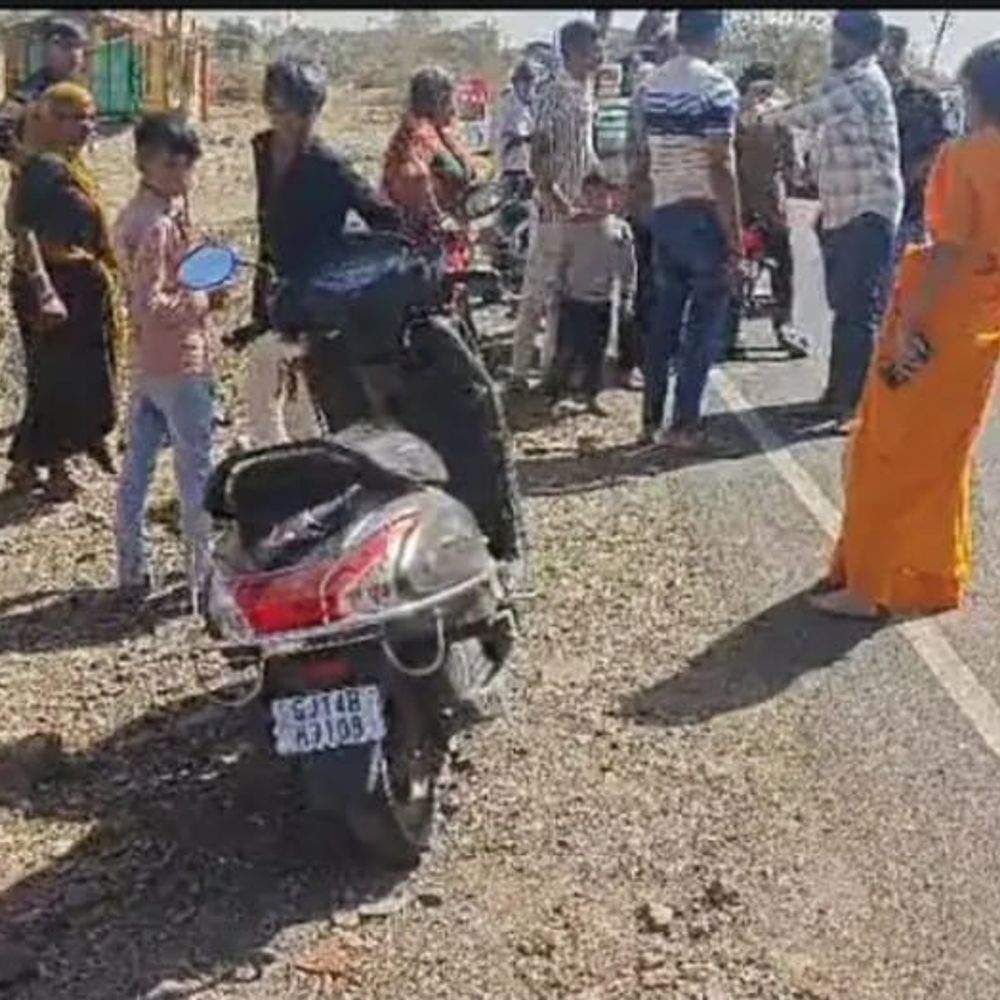 ગંભીર અકસ્માત સર્જાયો:ધારીના જસાપરા પાટીયા નજીક બાઈક સ્લીપ થતા બે મહિલા અને બાળકને ઈજા