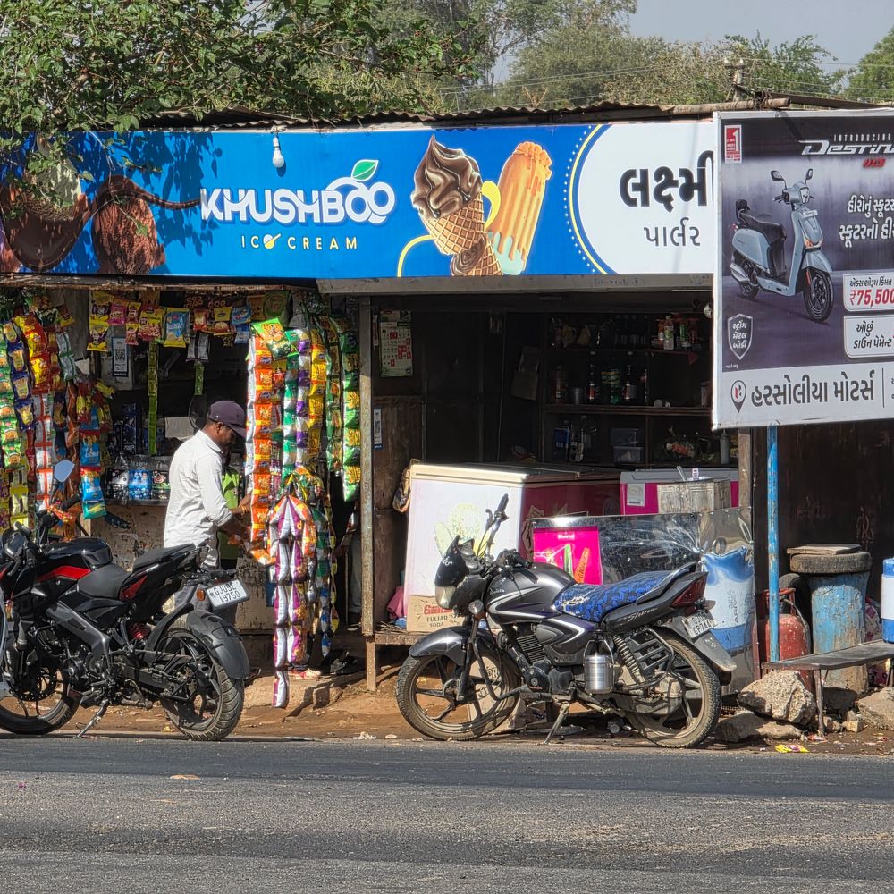 હિંમતનગર: તસ્કરોએ 2 ગલ્લા, 2 દુકાનોમાં હાથફેરો કર્યો:ખેડ તસીયા રોડ પર સરસામાન અને રોકડની ચોરી; પોલીસ તપાસ શરૂ