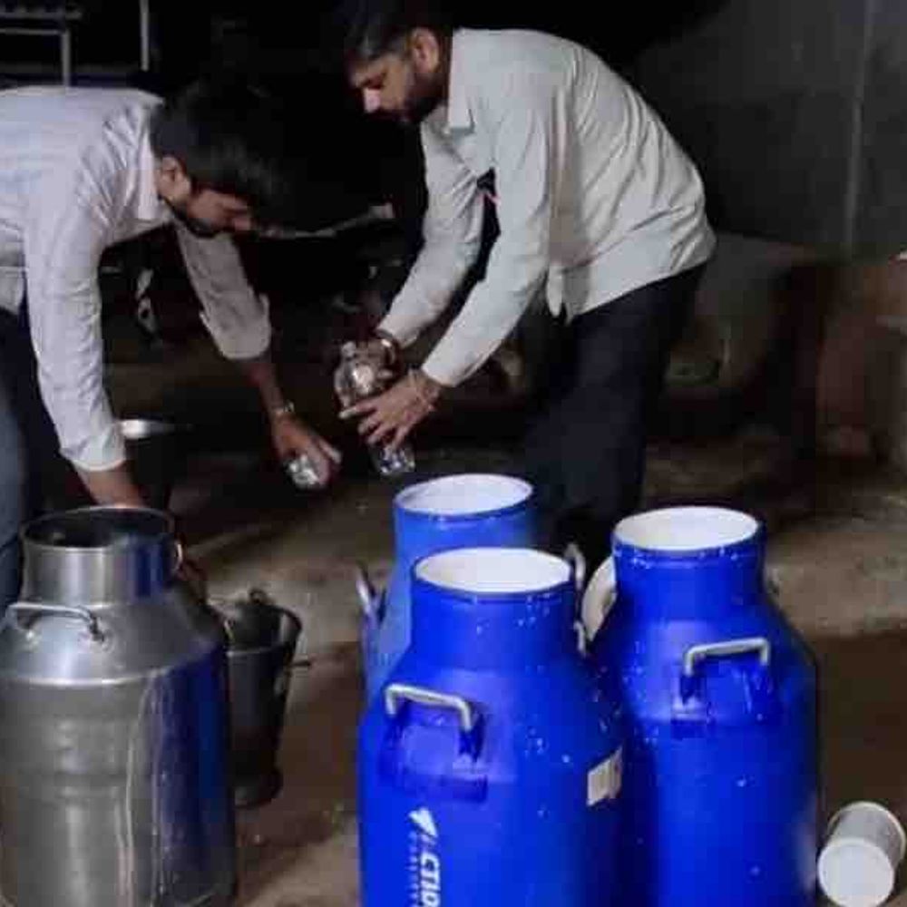 અમરેલીમાં નકલી સફેદ દૂધના કાળા કારોબાર પર દરોડો:પોલીસ અને ફૂડ વિભાગે ખાંભાના ઇંગોરાળામાં 200 લીટર દૂધ, વનસ્પતિ તેલ અને પાઉડર જપ્ત કર્યુ; નમૂના FSLમાં મોકલાયા