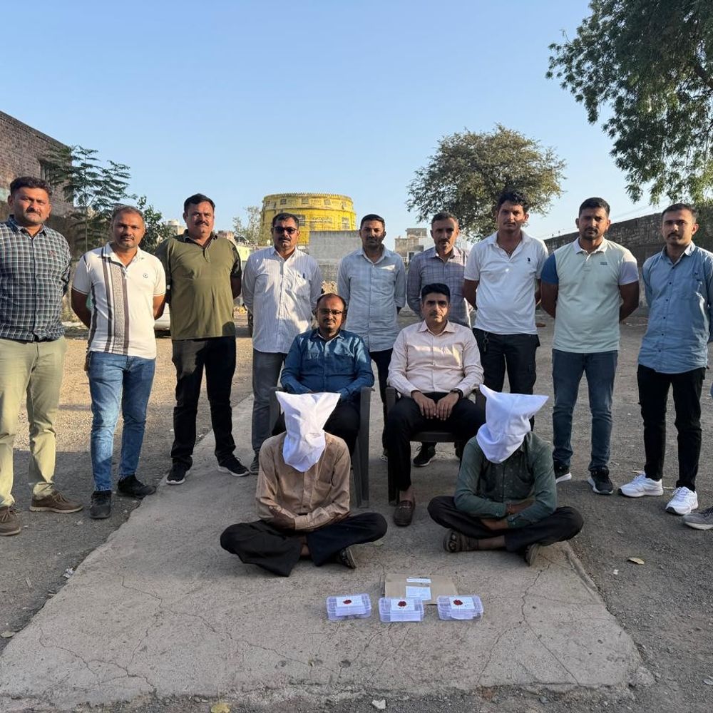 દ્વારકામાં દર્શનાર્થીઓને 'ધતુરા'નું પીણું પીવડાવી લૂંટતી ગેંગ ઝડપાઈ:ભક્તોને બેભાન કરી દાગીના-રોકડની લૂંટ ચલાવતા, ગુનાહિત ઇતિહાસ ધરાવતા ભાવનગરના બે આરોપી જેલહવાલે