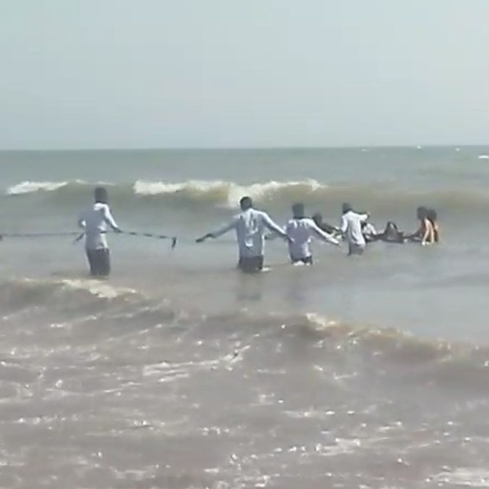 સોમનાથના જોખમી સમુદ્રમાં મહિલા તણાઈ:10 સ્થાનિક ફોટોગ્રાફર-અશ્વસવારોએ સમુદ્રમાં ઝંપલાવી જીવ બચાવ્યો; દોરડાની મદદથી પ્રચંડ મોજાં વચ્ચે જીવના જોખમે નવજીવન આપ્યું