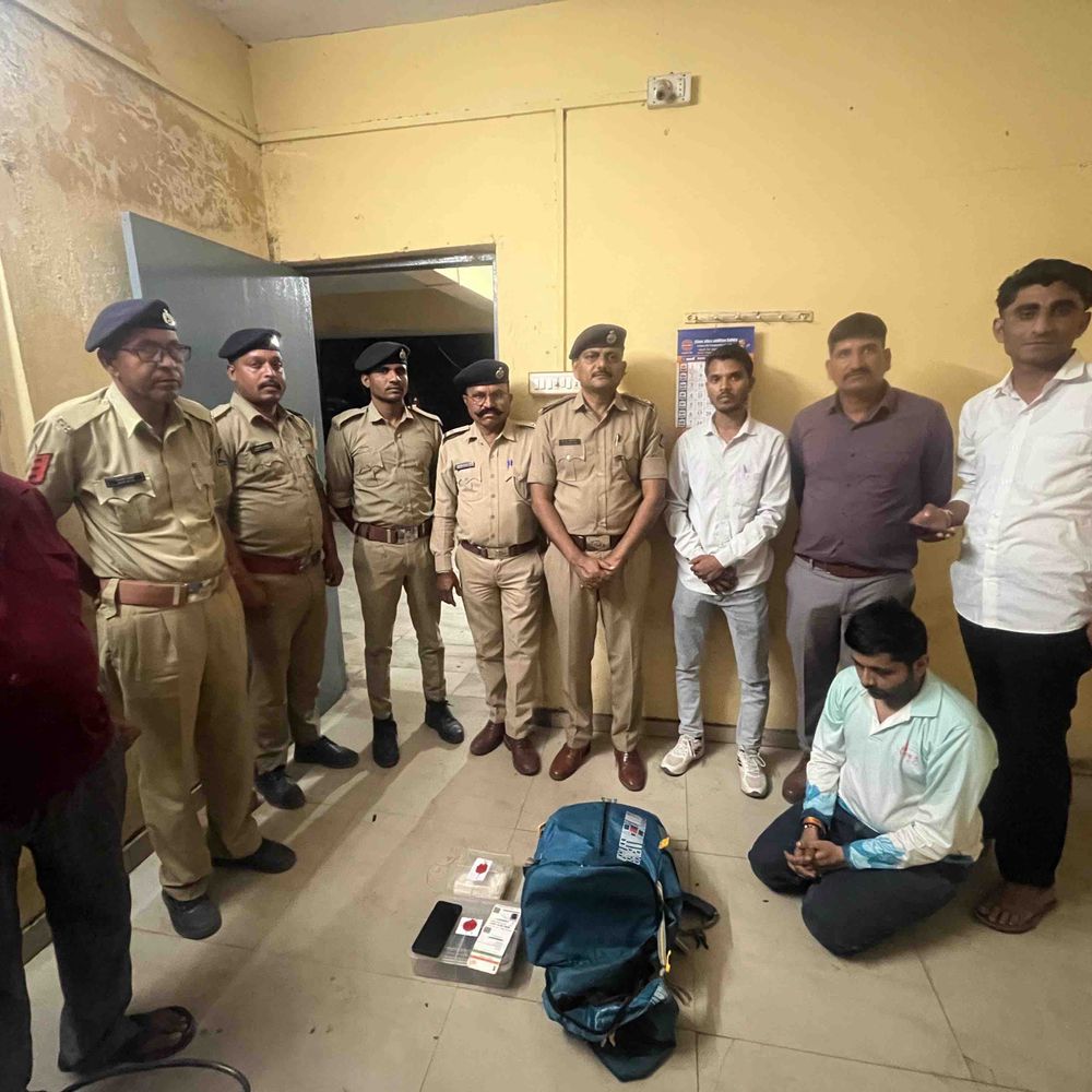 અમીરગઢ ચેકપોસ્ટ પરથી 801 ગ્રામ ચરસ ઝડપાયું:રાજસ્થાનથી આવતી ટ્રાવેલ્સ બસમાં બેઠેલા મુંબઈના યુવક પાસેથી ₹2.10 લાખનો મુદ્દામાલ જપ્ત