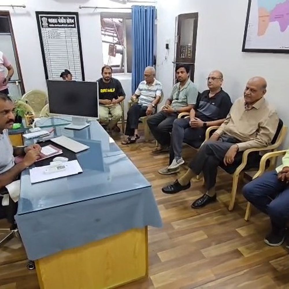 વલસાડ પોલીસે ગેસ એજન્સી, CNG પમ્પ સંચાલકો સાથે બેઠક યોજી:સુરક્ષા અને નિયમોના પાલન પર ભાર મૂકાયો