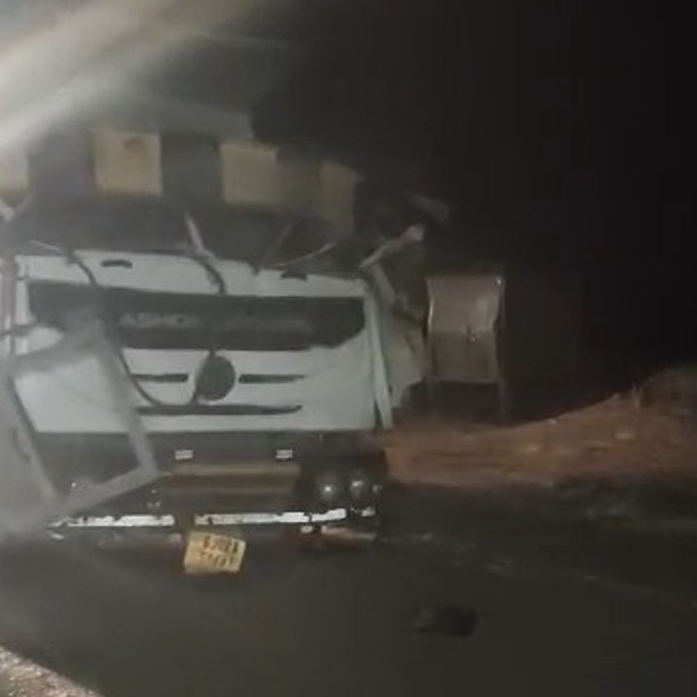 પ્રાંતિજના સાદોલીયા ઓવરબ્રિજ પર અકસ્માતમાં 2નાં મોત:ભારે વાહનો રોકવાની લોખંડની ગડરને ડમ્પર અથડાયું, વિચિત્ર અકસ્માતમાં તેની પાછળ બીજા 2 ડમ્પર અને ટ્રક અથડાયો