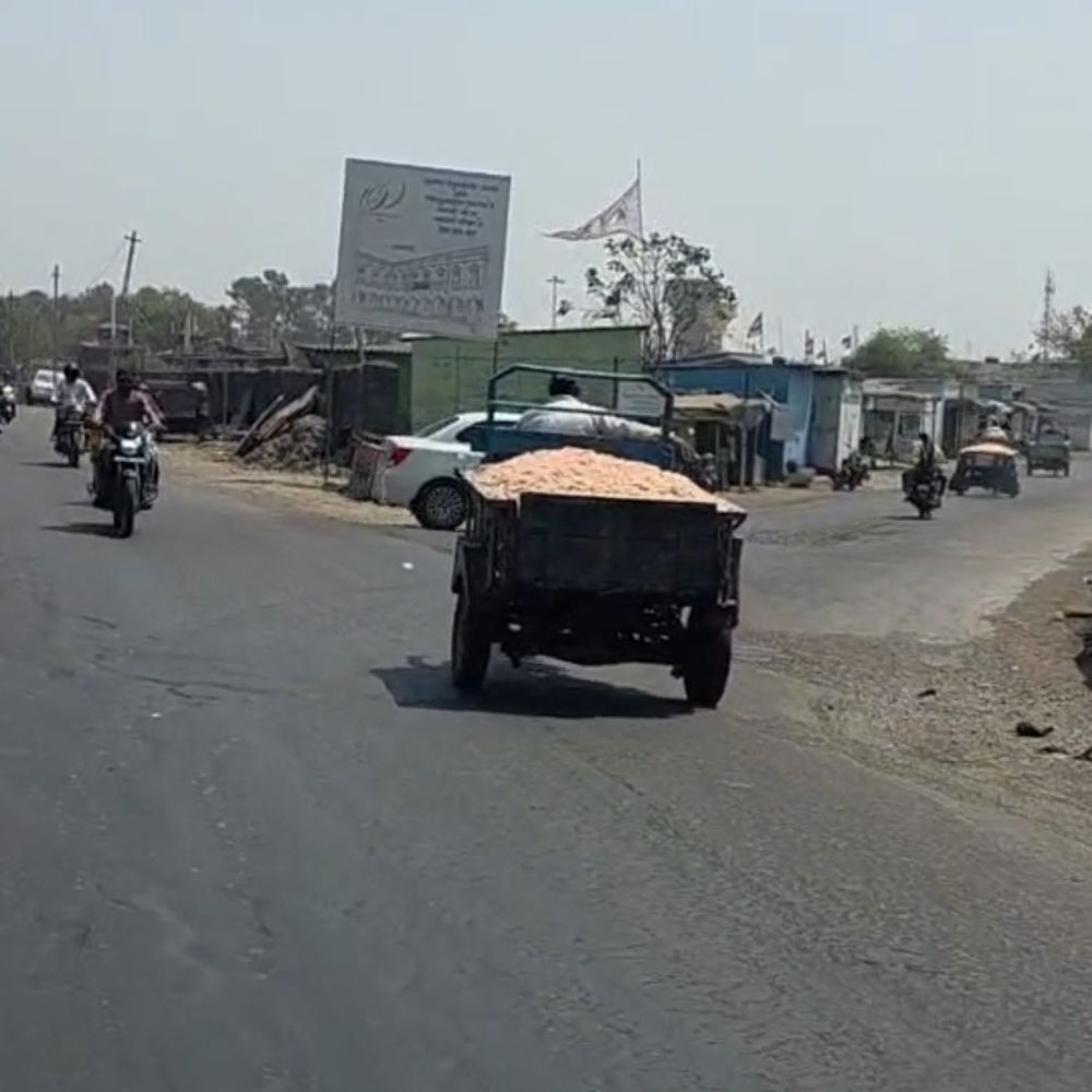 માછલીના પાણીથી વેરાવળ બંદર રોડ ચીકણો બન્યાની બૂમરાણ:ટુ-વ્હીલર ચાલકો સ્લીપ થતાં હોવાથી સામાજિક કાર્યકરે લેખિત રજૂઆત; સોમનાથ, કોડીનાર અને ઊના તરફનો ટ્રાફિક અહીં ડાયવર્ટ