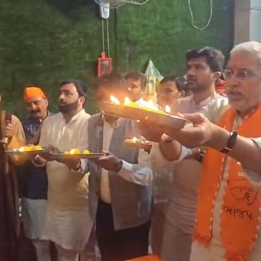 ભાજપ પ્રમુખ જગદીશ વિશ્વકર્મા ઉનાઈ માતાજીના દર્શને:કાર્યકરો સાથે ચાની ચુસ્કી લેતા ચૂંટણીલક્ષી ચર્ચા કરી