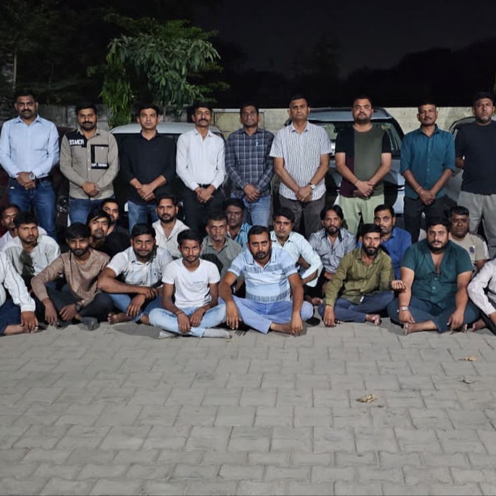 પેથાપુરની સીમમાં ધમધમતા હાઈ પ્રોફાઈલ જુગારધામનો પર્દાફાશ:21 લાખના મુદ્દામાલ સાથે 21 ઝડપ્યા, જુગાર રમવા માટે ખેચરમાં જગ્યા કરી આપનાર મુખ્ય સૂત્રધાર ફરાર