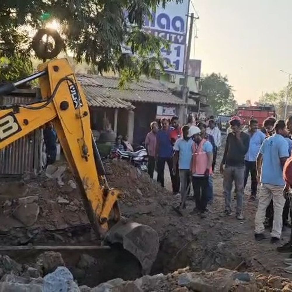 નવસારીમાં PNG ગેસ લાઇન તૂટતા 700 ઘરોનો સપ્લાય ખોરવાયો:ધર્મીનનગરમાં ખોદકામ દરમિયાન દુર્ઘટના, સમારકામ શરૂ