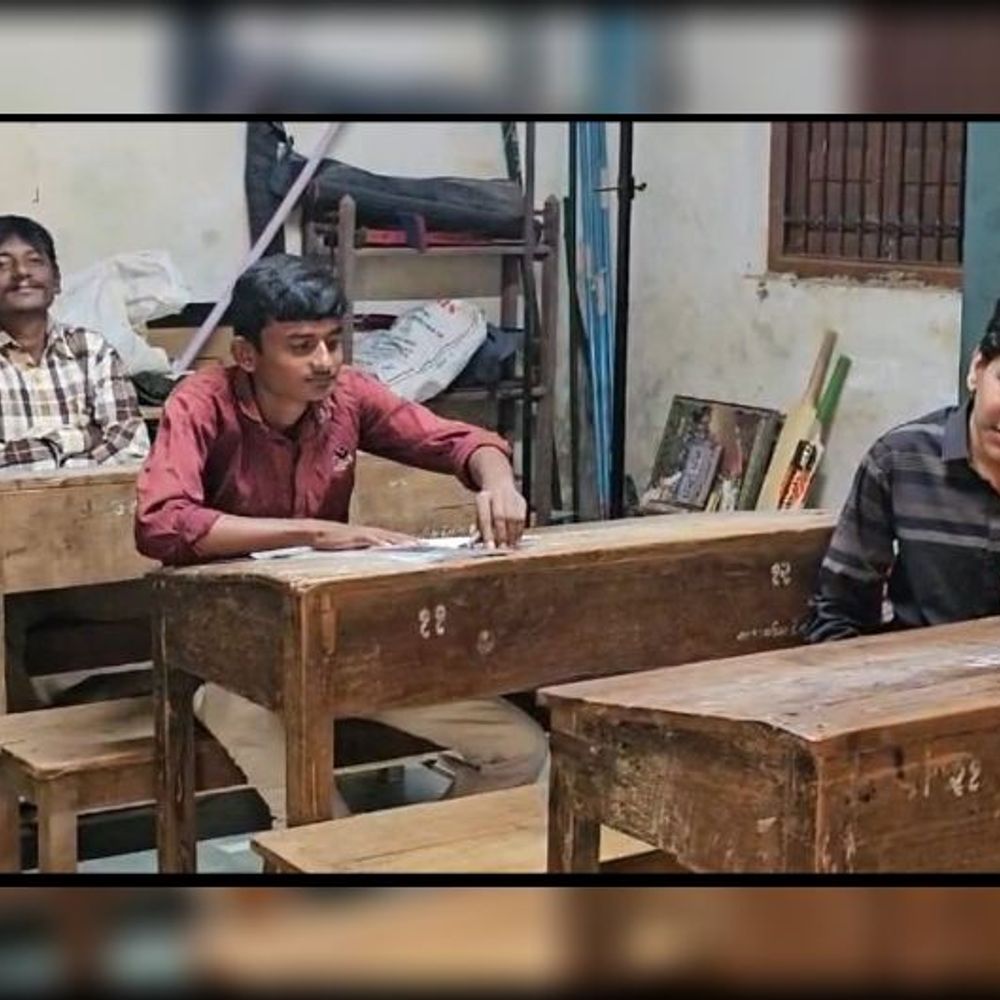 સન્ડે ફોટો સ્ટોરી:નાની ઉંમરમાં ભણવાનો શોખ હતો પણ ડ્રાઈવીંગના ધંધે ચડી ગયા બાદ હવે પુત્ર સાથે આપે છે ધો. 12ની પરીક્ષા