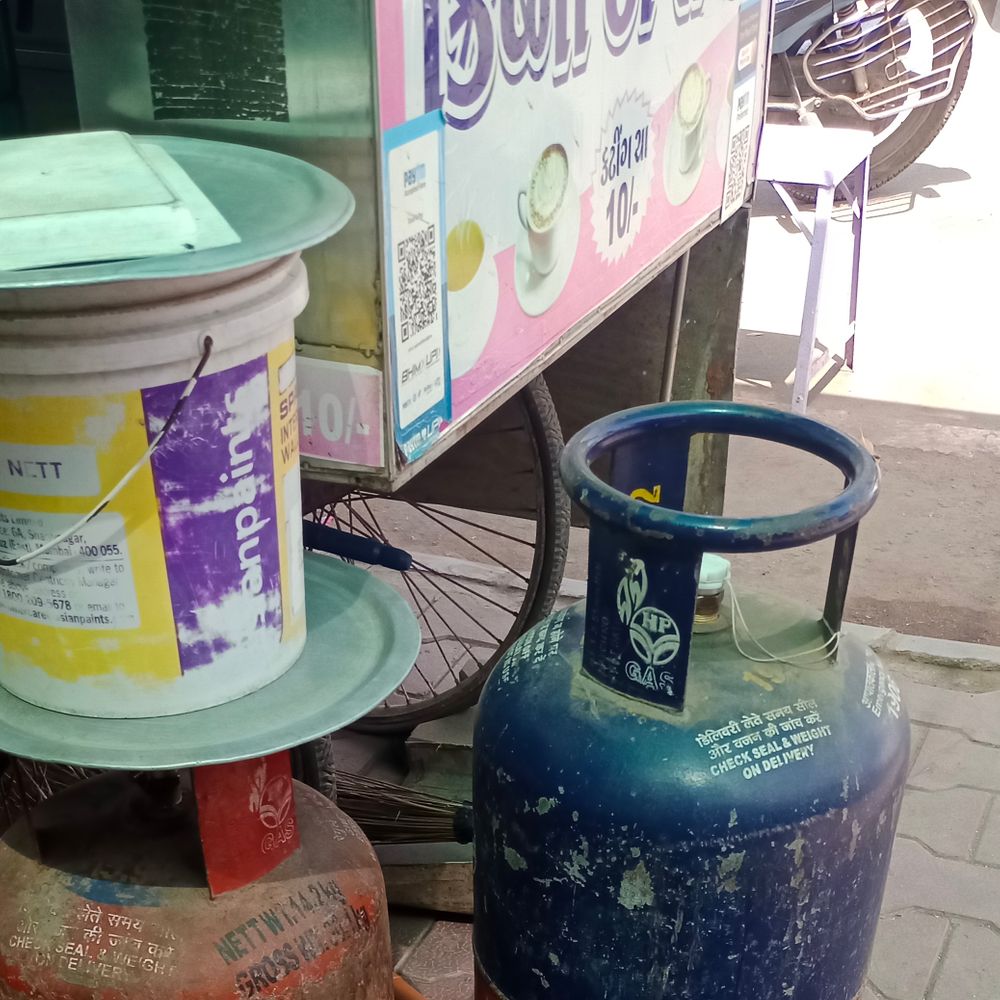 ભાસ્કર ગ્રાઉન્ડ રિપોર્ટ‎:મોટાભાગના ચા અને નાસ્તાની લારીઓ વાળા ઘરેલું સિલિન્ડર વાપરવા મજબૂર