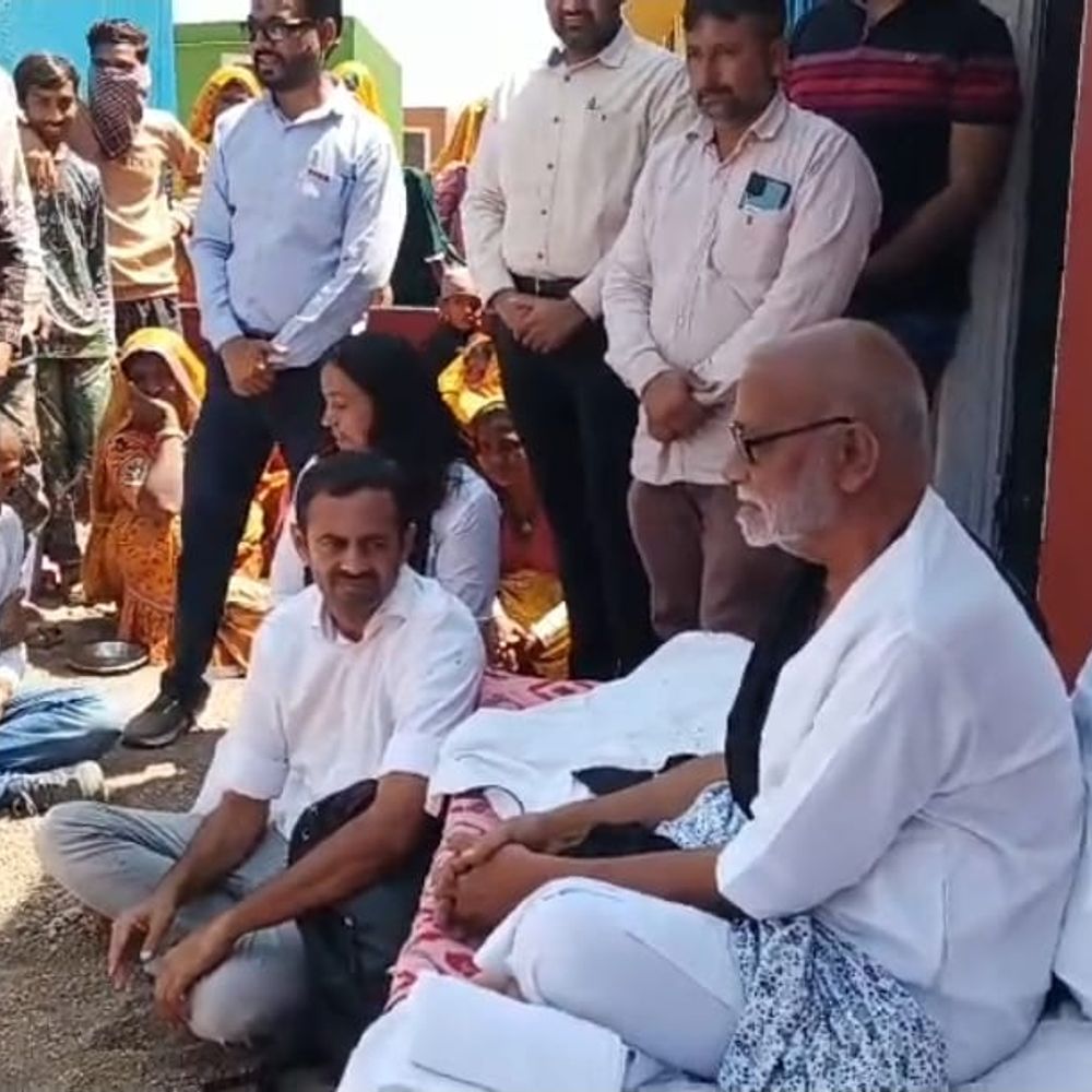 મોરારિબાપુની સાદગી અને આત્મિયતા:બગસરામાં બાપુએ અટલપાર્કમાં ગરીબ પરિવારો સાથે ભોજન લીધું