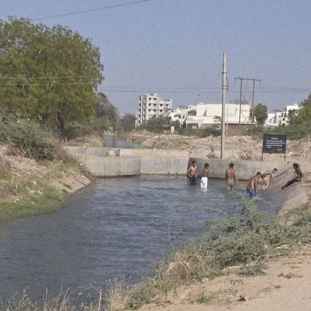 કેનાલ બની યુવકો માટે સ્વિમિંગ પૂલ:પીવાના પાણીની કેનાલમાં યુવકોની ડૂબકી, સ્વાસ્થ્ય માટે જોખમ
