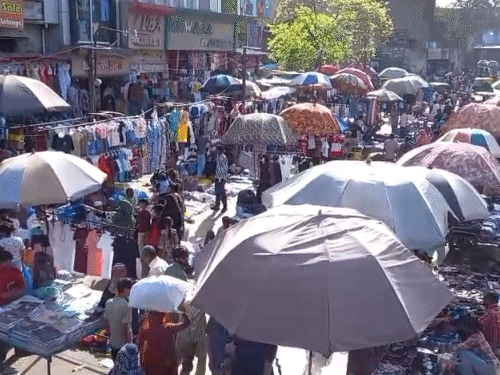 ભદ્ર પરિસર ફરી ધમધમતું: AMCની બેદરકારીથી ફેરિયાઓ ગમે તેમ બેઠા, ટ્રાફિક સમસ્યાનું જોખમ.