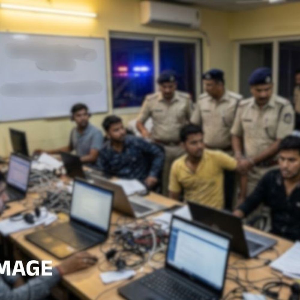 ચાંદખેડામાંથી વિદેશી નાગરિકોને ઠગતું કોલ સેન્ટર ઝડપાયું:કેનેડાના નાગરિકોને ડરાવી પ્રોસેસના નામે ગિફ્ટ કાર્ડ દ્વારા પૈસા ટ્રાન્સફર કરાવતા, ચાર શખ્સની ધરપકડ