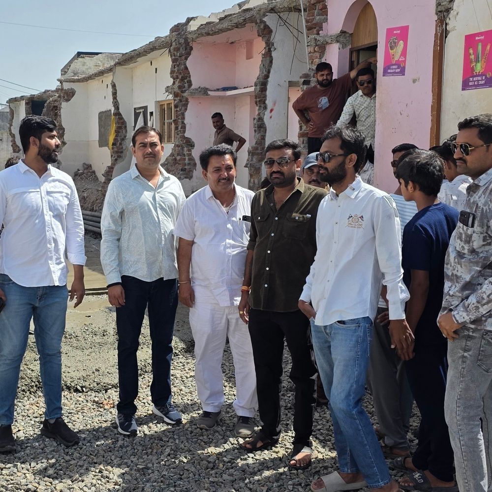 જામનગર ડીપી રોડ થાંભલા વાયરલ વીડિયો વિવાદ:સ્થાનિક નેતાઓની સ્પષ્ટતા; કહ્યું- બોર્ડ પરીક્ષા વચ્ચે વીજપુરવઠો અવિરત રાખવા થાંભલા નથી હટાવાયા; 'વિકાસ ગાંડો નહીં સમજણો છે'