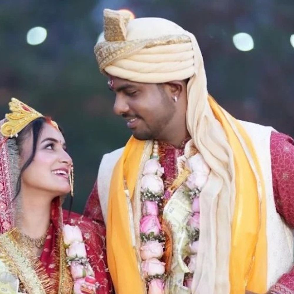 RCBના ફાસ્ટ બોલર યશ દયાલે લગ્ન કર્યા:પત્ની શ્વેતા પુંડીર કન્ટેન્ટ ક્રિએટર; ક્રિકેટર પર ગયા વર્ષે રેપના 2 કેસ નોંધાયા હતા