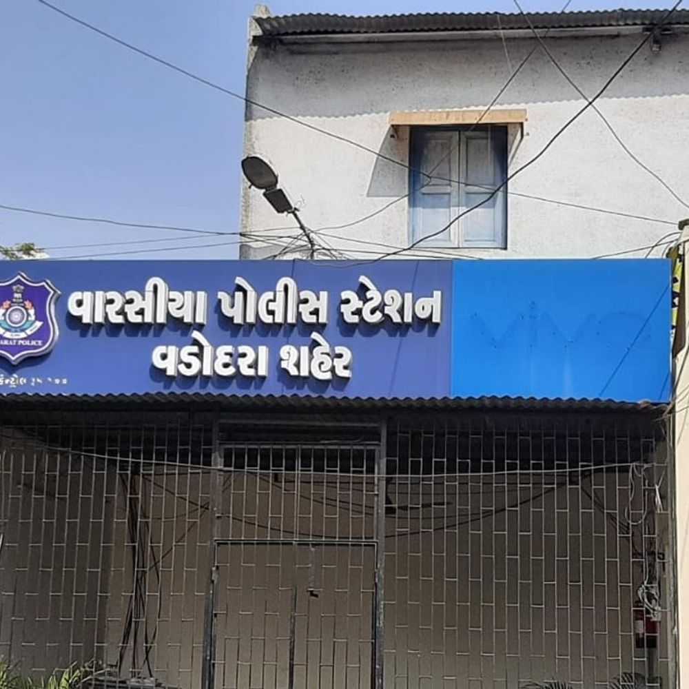 પ્રતિબંધિત ગોગો કોન-પ્રિ-રોલ સ્ટિકનું વેચાણ કરતો શખસ ઝડપાયો:ગધેડા માર્કેટ ચાર રસ્તા પાસે પાનની દુકાનમાં પોલીસની રેડ, તમામ મુદ્દામાલ જપ્ત કરી કાર્યવાહી હાથ ધરી