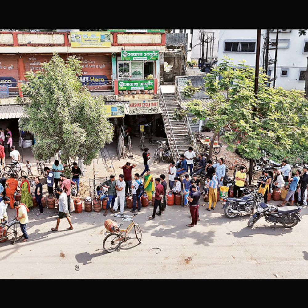 સુરતમાં ગેસ અછતની અફવાઓ વચ્ચે તંત્ર સક્રિય: હોસ્પિટલો, સ્કૂલોને કોમર્શિયલ સિલિન્ડર મળશે, ગેસ લાઈનનાં કનેક્શન ઝડપી કરાશે.",