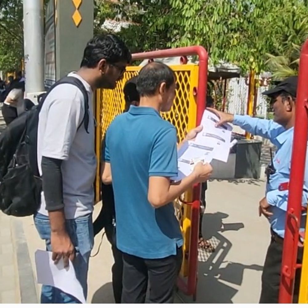 ગુજરાત યુનિ.માં ભરતી પ્રક્રિયાના વિવાદ વચ્ચે લેખિત પરીક્ષા:નોન ટીચિંગ સ્ટાફની 130 જગ્યા માટે હજારો ઉમેદવારોએ પરીક્ષા આપી, કહ્યું- મળતિયાઓને સેટ કરાશે તો ઘણી અસર થશે'