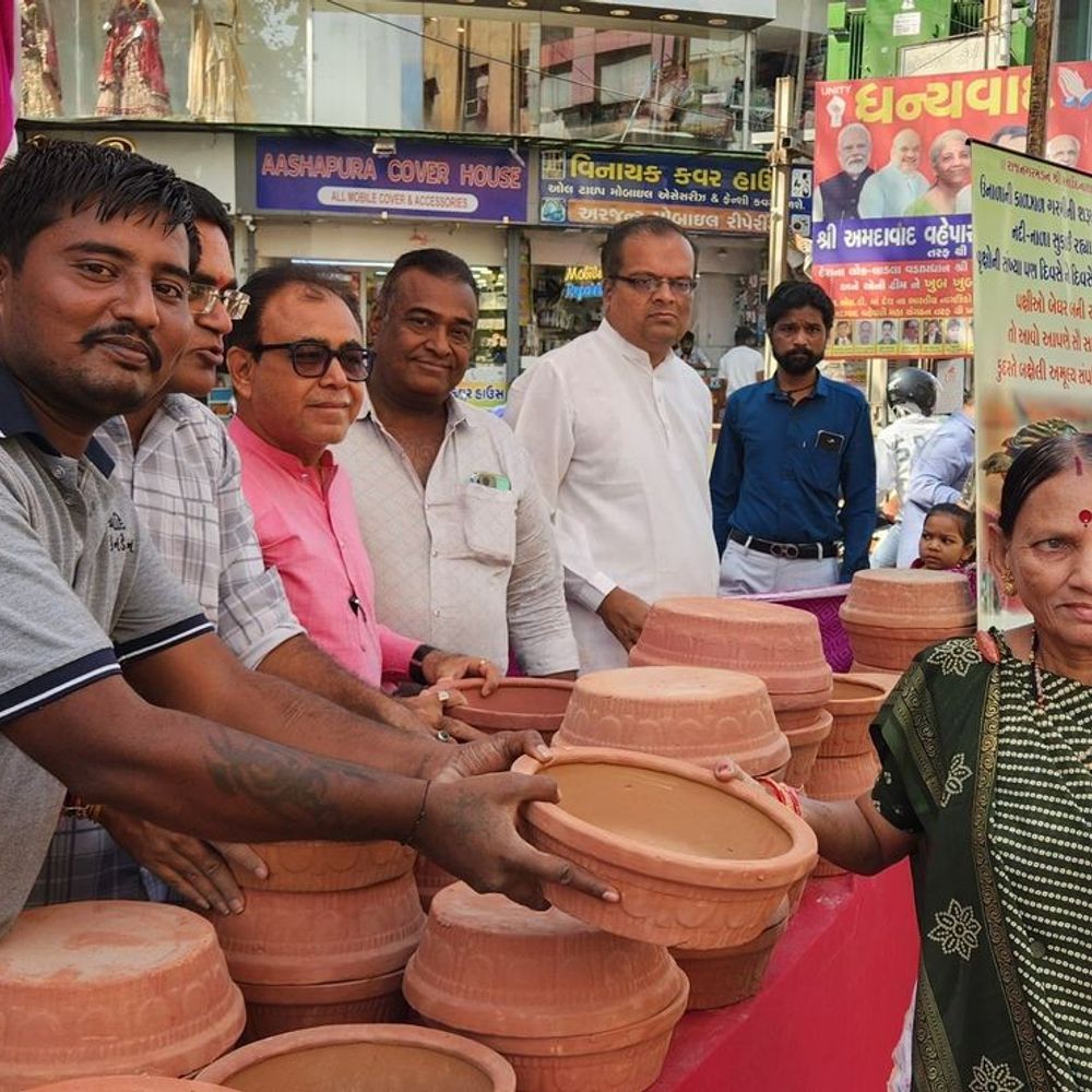 પક્ષીઓ માટે જલસેવાનો સેવાયજ્ઞ:અમદાવાદના રતનપોળ વિસ્તારમાં 1000 થી વધુ માટીના કુંડાનું વિતરણ કરી જીવદયા વહાવી