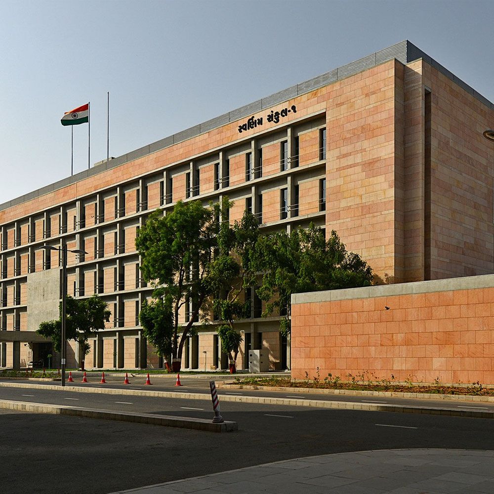 સ્વર્ણિમ સંકુલ 1ની બહાર અરજદારનો આત્મહત્યાનો પ્રયાસ:ગાંધીનગર સચિવાલયમાં અરજદારે ગળામાં બ્લેડ મારી, સિવિલ હોસ્પિટલમાં દાખલ