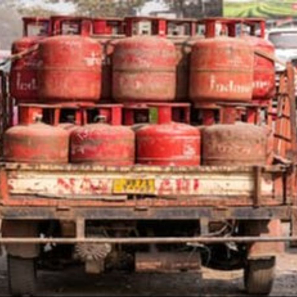 LPG ગેસ સિલિન્ડરની અછત બાટલાની ચોરી:ગોમતીપુરમાં ગેસના બાટલાની ડિલિવરી કરવા જતી વખતે લોડિંગ રિક્ષામાંથી 9 ગેસની બોટલો ચોરાઇ
