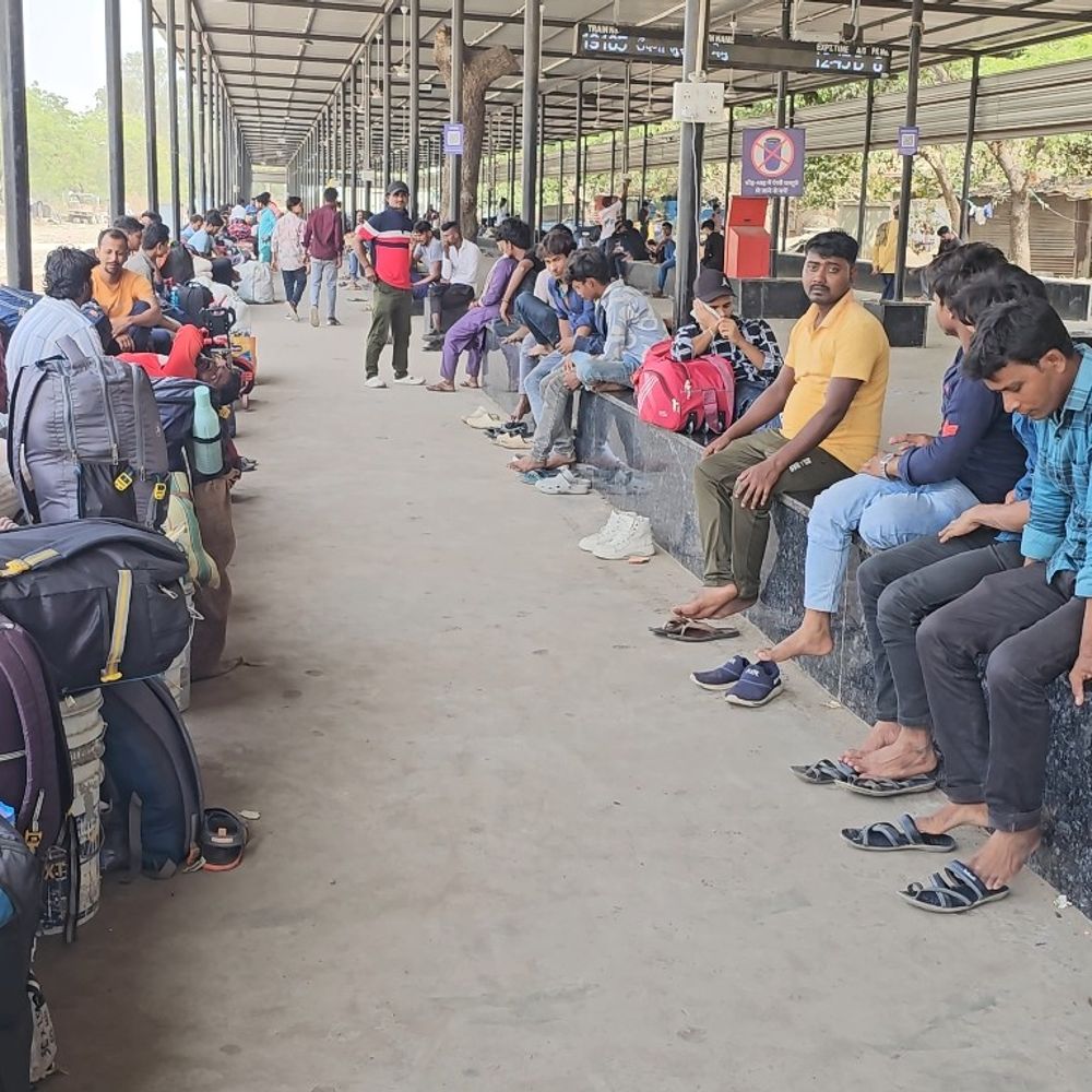 ગેસની અછતથી મીની ભારતમાંથી હજારોની હિજરત:રોજગારીના ધામ સુરતમાં 'ચૂલા' ઠર્યા; ગેસની અછત અને મોંઘવારીએ શ્રમિકોને વતન પરત ફરવા મજબૂર, કહ્યું - ત્રણ દિવસથી ચૂલો સળગ્યો નથી