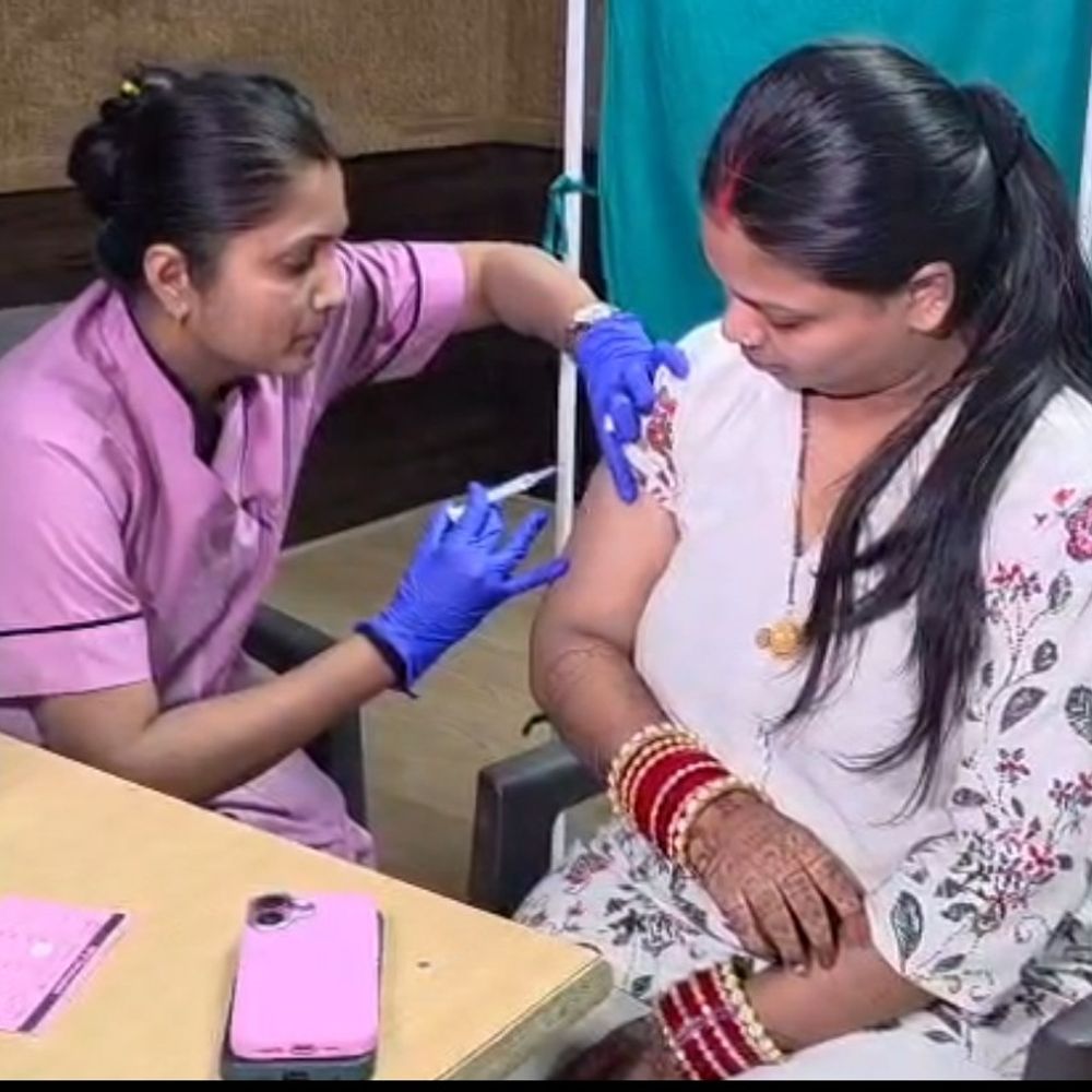 સુરતમાં 'કન્યાદાન' સાથે અપાયું 'સ્વાસ્થ્યદાન':હાથમાં મહેંદી ને લગ્નની લાલચૂડીઓ સાથે પિતાવીહોણી 101 નવવધૂઓ હોસ્પિટલ પહોંચતા કુતૂહલ, પ્રભુતામાં પગલાં પાડનાર દીકરીઓએ સર્વાઈકલ રસી અપાઈ