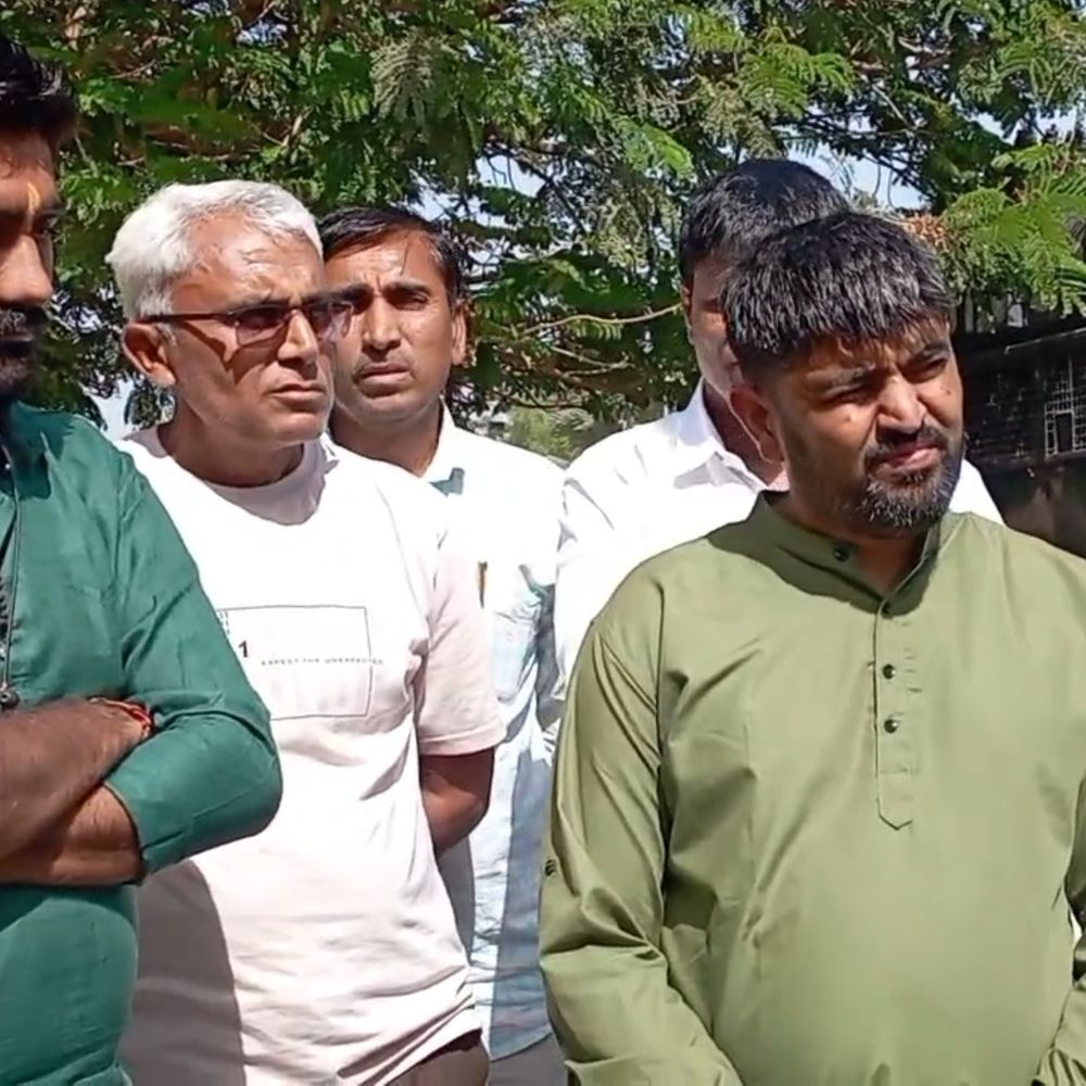 હાઈ ટેન્શન વીજ લાઈનના વળતર મુદ્દે ખેડૂતોમાં રોષ:બજાર-જંત્રી ભાવની વિસંગતતા દૂર કરવાની માગ સાથે સચિવાલયે ધરણા; રાજ્યભરના ખેડૂતોને એકઠા કરી આંદોલનની ચીમકી