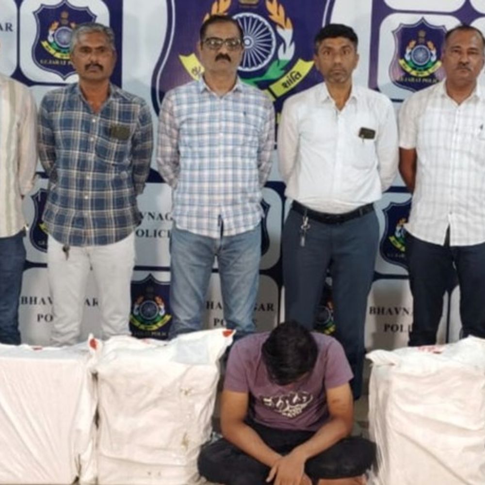 જવાહર મેદાન પાસેથી નશાકારક કફ સીરપનો જથ્થો ઝડપાયો:કોડીન ફોસ્ફેટ કફ સીરપની 607 બોટલ સાથે એક શખસને પકડી પાડ્યો, નિલમબાગ પોલીસે ગુનો નોંધ્યો