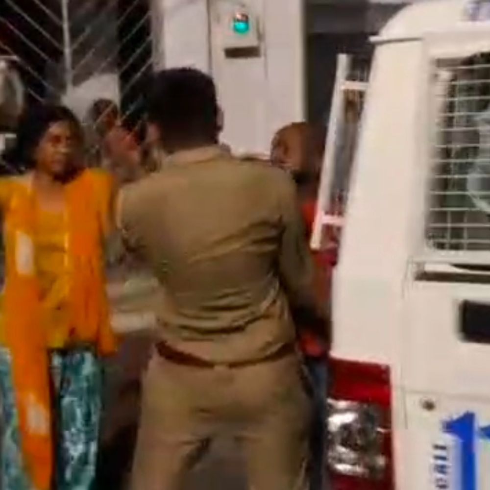 વડોદરામાં દંપતીનો પોલીસ પર હુમલો, VIDEO:ઝપાઝપી કરીને છુટ્ટા પથ્થરના બ્લોક માર્યા, શર્ટ પણ ફાડી નાખ્યો; ડ્રાઇવરે કહ્યું-બંને પીધેલા હતા