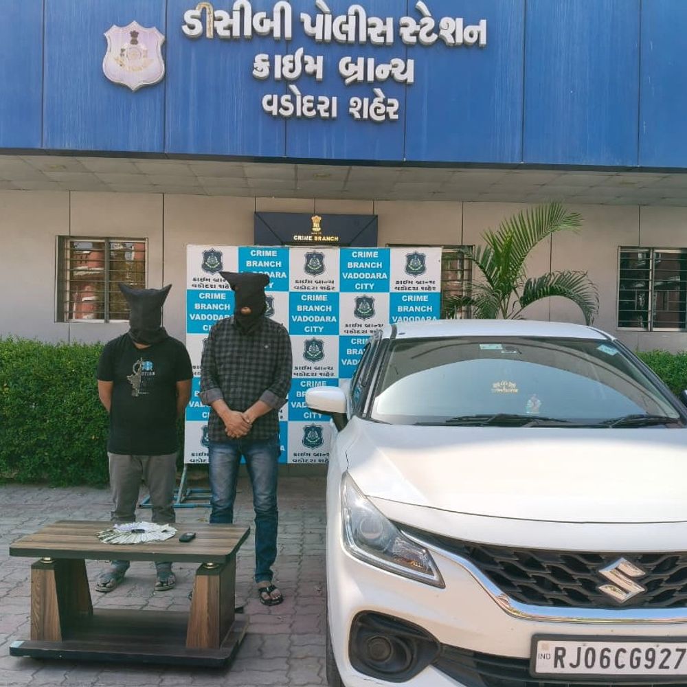 પોલીસે 80 હજાર રોકડ અને કાર જપ્ત કરી:વડોદરામાં યુનિયન બેંક ઓફ ઈન્ડિયા બહાર યુવકની થેલીમાંથી 2 લાખ ચોરીને ફરાર સુરતના બે આરોપીઓની ધરપકડ