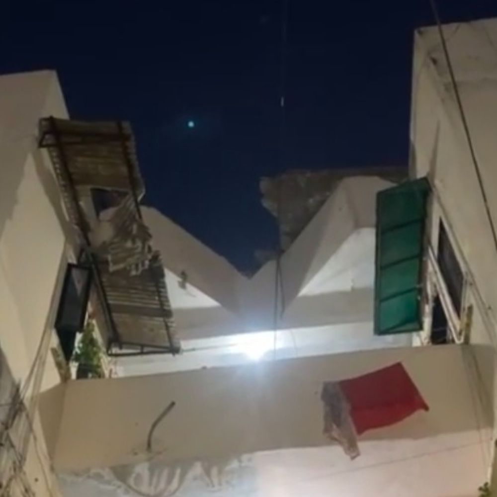 વિજયનગરમાં એપાર્ટમેન્ટના ટેરેસનો ભાગ ધરાશાયી:દુર્ઘટનામાં કોઈ જાનહાનિ નહીં, 4થી 5 વાહનોને નુકશાન, એક વૃદ્ધાનું રેસ્ક્યુ કરાયું