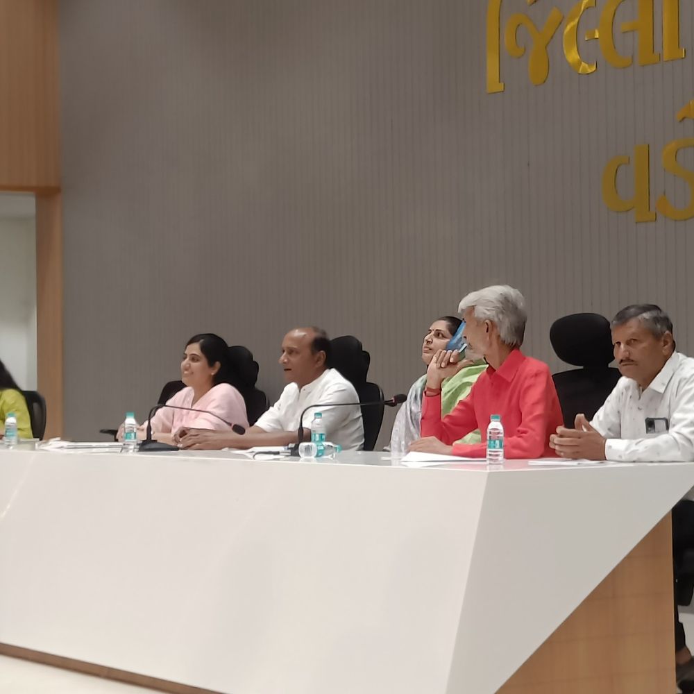 વડોદરા જિલ્લા પંચાયત સભ્યોની ટર્મ પૂર્ણ:જિલ્લા પંચાયતના સભ્યોનો સ્નેહ મિલન સમારંભ યોજાયો, અંતિમ દિવસે તમામનું સાલ ઓઢાડી બહુમાન કરાયું