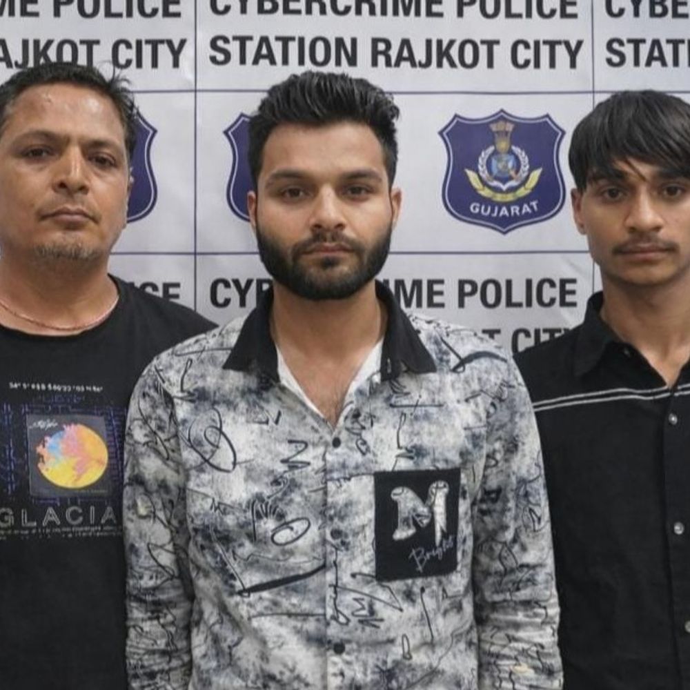 બેંક ખાતાને નેટ બેન્કિંગના માધ્યમથી હેક કરી 20 લાખની છેતરપિંડી:સાયબર ક્રાઇમે ત્રણને દબોચ્યા, રૂ. 7.44 લાખ પરત અપાવ્યા; રાજકોટમાં સાયબર માફિયાઓનો આતંક