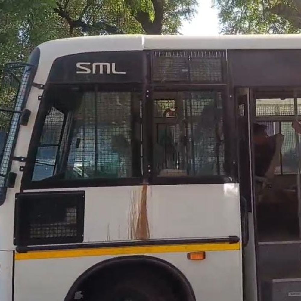 પોલીસ જાપ્તામાં 5 આરોપીને પરીક્ષા કેન્દ્ર લઈ જવાયા:રાજકોટ AIIMSના ઇન્ટર્ન ડૉક્ટર આપઘાત કેસમાં આરોપીઓ આજે MBBS ફાઇનલ યરની પરીક્ષા આપશે