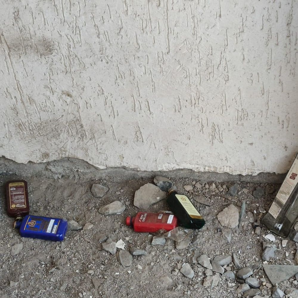 રાજકોટની સૌરાષ્ટ્ર યુનિવર્સિટી ફરી વિવાદમાં:ટોયલેટ-ઓડિટોરિયમ પાસેથી 15 દારૂની ખાલી બોટલો મળી, સિક્યોરિટી પાછળ મસમોટો ખર્ચ છતાં નશાખોરી; કુલપતિના તપાસના આદેશ