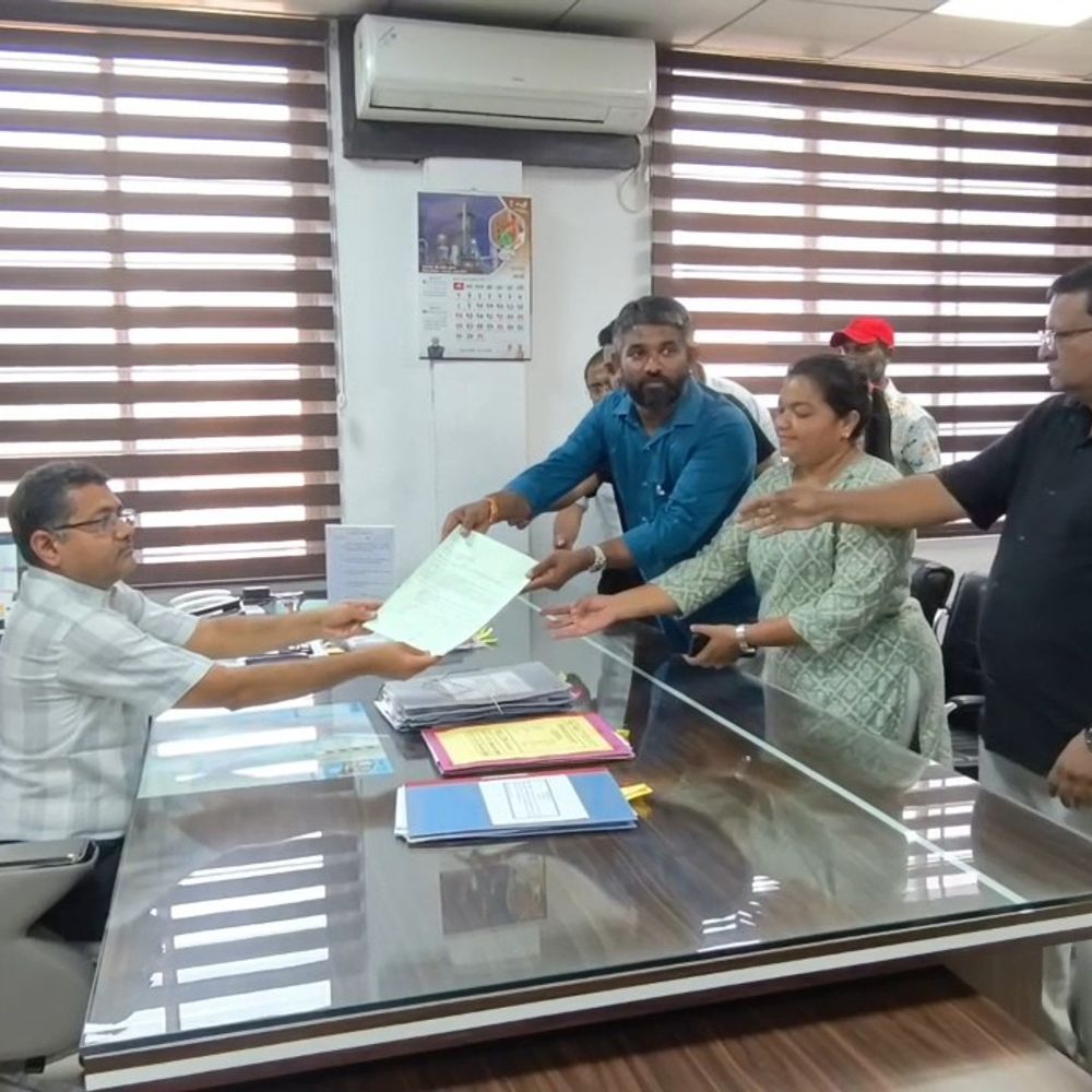 રોલા પંચાયત વિવાદ, સરપંચ સાથે 400 ગ્રામજનો મેદાનમાં:ભ્રષ્ટાચારના આક્ષેપો સામે કલેક્ટરને આવેદનપત્ર પાઠવ્યું