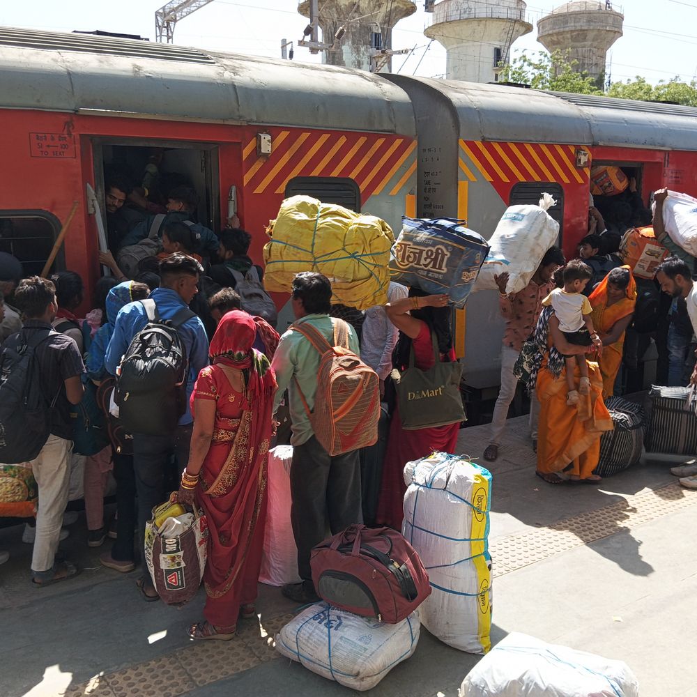 મોરબીમાં 250 સિરામિક કારખાના બંધ થતાં હજારો શ્રમિકોએ રોજગારી ગુમાવી:પરપ્રાંતિય શ્રમિકો પરિવાર સાથે વતન જવા રવાના, વાંકાનેર રેલવે સ્ટેશન પર ભીડ