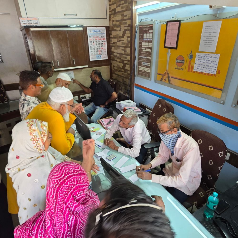 ગેસ સિલિન્ડર માટે " પેનિક બુકિંગ':ઈરાન-ઈઝરાયેલ યુદ્ધના ફફડાટ વચ્ચે KYC અપડેટ કરાવવા ગ્રાહકોની લાંબી કતારો