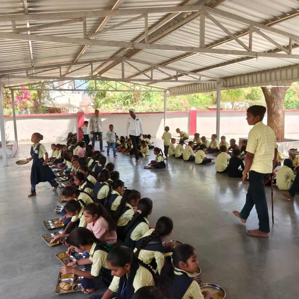 ચંદ્રુમાણામાં શાળા-આંગણવાડીના બાળકોને તિથિ ભોજન અપાયું:અકસ્માતમાં અવસાન પામેલા યુવાનની સ્મૃતિમાં પરિવારનું સત્કાર્ય