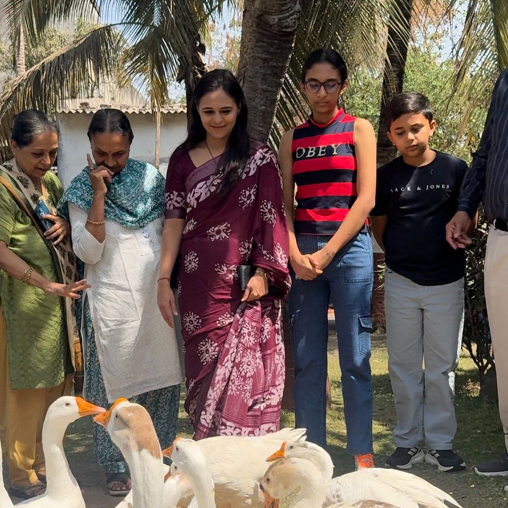 નવસારી SPએ પત્ની સાથે દિવ્યાંગ બાળકોને ભોજન પીરસ્યું:મમતા મંદિર શાળાના 450 બાળકો માટે સ્નેહભોજનનું આયોજન