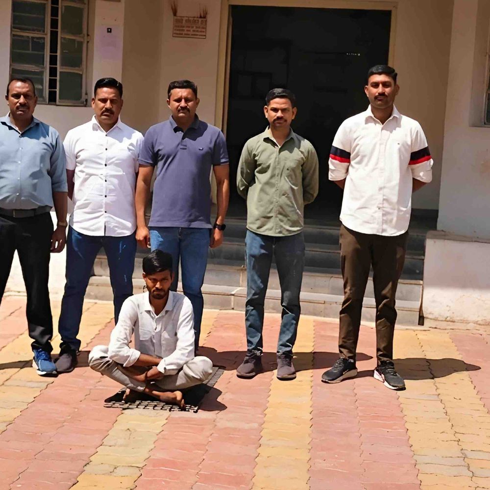 અમરેલી પોલીસે અપહરણના ગુનાના આરોપીને પકડ્યો:દોઢ વર્ષથી નાસતા ફરતા રૂ. 10,000ના ઇનામી આરોપીની રાજકોટમાંથી ધરપકડ