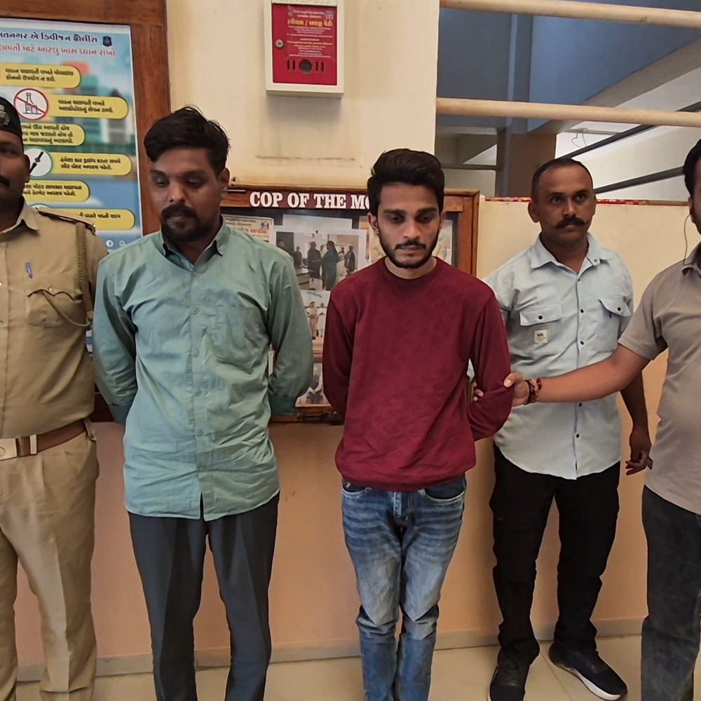 નકલી પોલીસ બની ₹8 લાખનો તોડ:હિંમતનગરમાં એ ડિવિઝન પોલીસે બે આરોપીઓની ધરપકડ, તપાસ ચાલુ