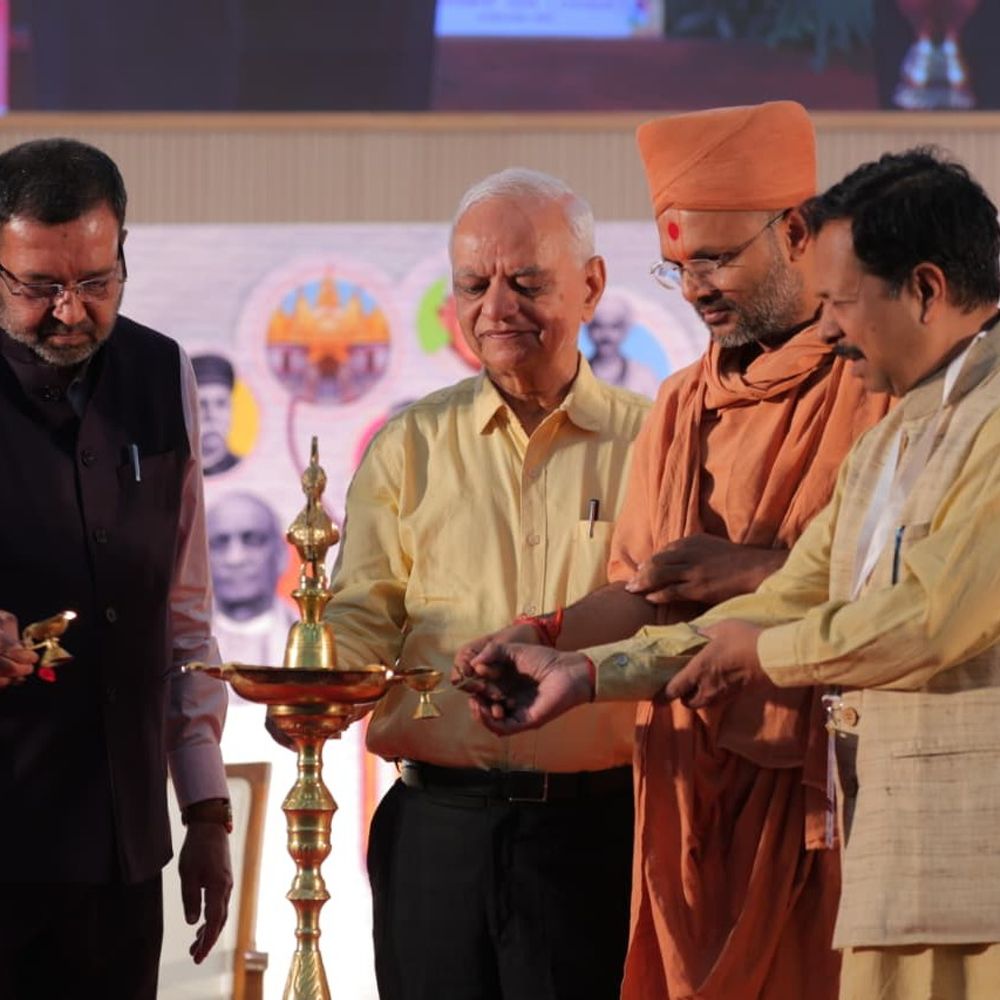 ડિજિટલ યુગમાં પુસ્તકોનું મહત્વ અકબંધ:યુવા પેઢીએ સાહિત્યિક વારસો સમજવો જરૂરી, ચરોતર સાહિત્ય ઉત્સવ-2026' સંપન્ન