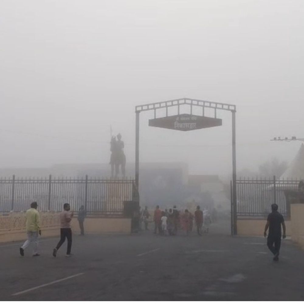 સોમનાથ મંદિર પર જાકળની ચાદર છવાઈ:ગીરસોમનાથમાં વાતાવરણ પલટાતા વહેલી સવારે અદ્ભુત દ્રશ્યો સર્જાયા