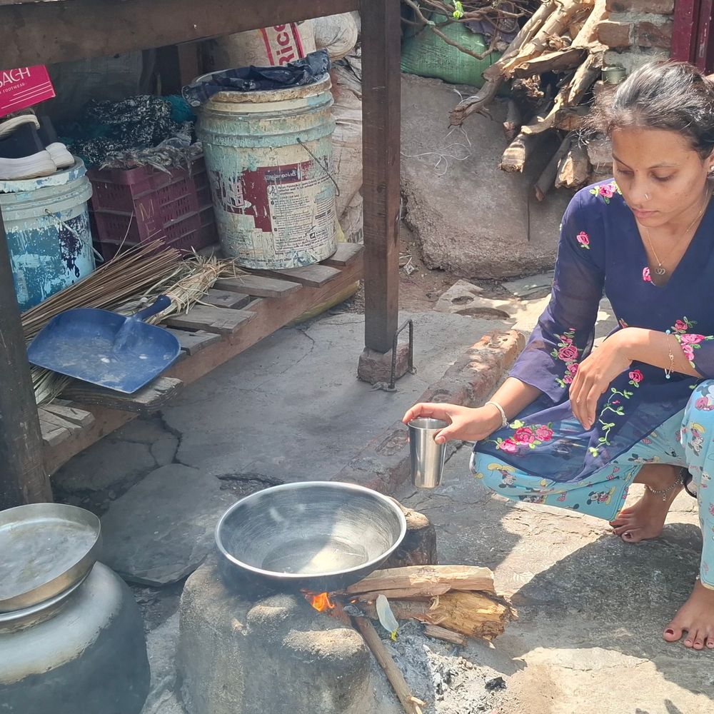 ગેસ મોંઘો થતાં ગરીબ પરિવારો પરંપરાગત ચૂલા તરફ વળ્યાં:કેરોસીન ફરી ઉપલબ્ધ કરાવવાની માંગ ઉઠી