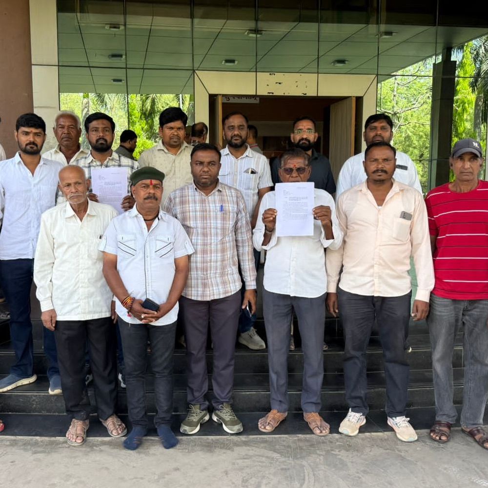 ડેથ ટ્રેપ બનેલા VIPરોડને લઈ ગ્રામજનો લડી લેવાના મૂડમાં:ગાંધીનગરના ઈન્દ્રોડા સર્કલ પાસે સ્પીડ બ્રેકર મુકવા ગ્રામજનોની રસ્તા રોકો આંદોલનની ચીમકી, કલેકટરને આવેદન આપ્યું