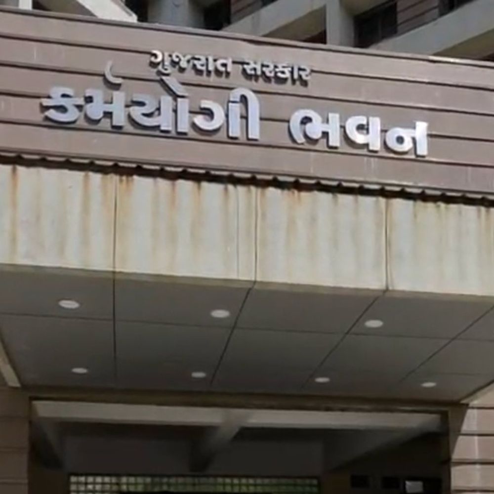 ગાંધીનગરના કર્મયોગી ભવનને બોમ્બથી ઉડાવી દેવાની ધમકી:સેક્ટર-10ના તોલમાપ વિભાગને ધમકીભર્યો ઈમેલ મળ્યો, BDDS અને ડોગ સ્ક્વોડ દ્વારા સર્ચ ઓપરેશન